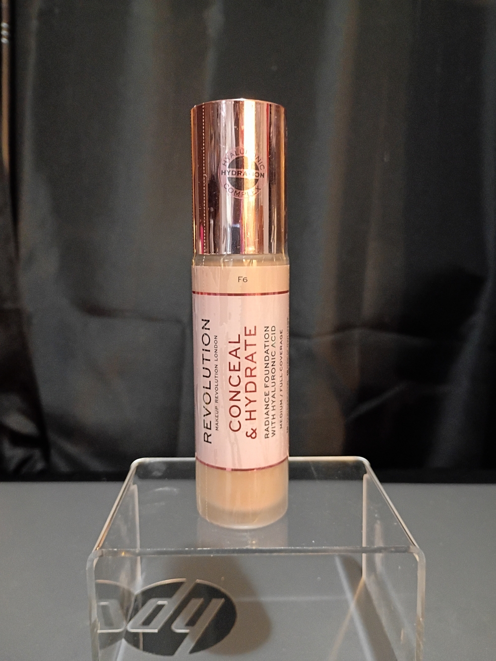 Revolution Conceal & Hydrate Radiance Foundation - Beige (F6)